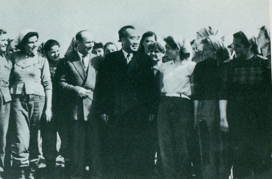 1956年1月16日，朱德参观匈牙利人民共和国拉科什恰巴米丘林农业生产合作社，并与社员合影。
