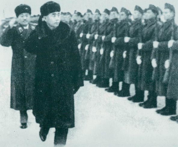 1957年1月16日，周恩来、贺龙检阅匈牙利人民军仪仗队。