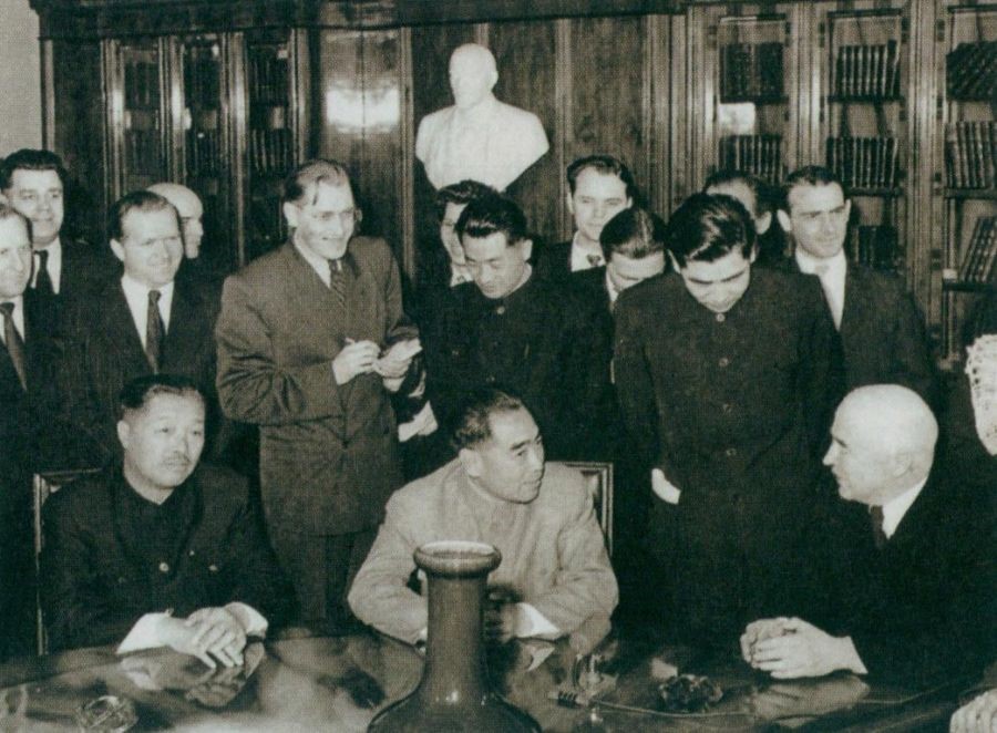 周恩来于1957年1月7日至11日和1月17日至19日访问苏联。