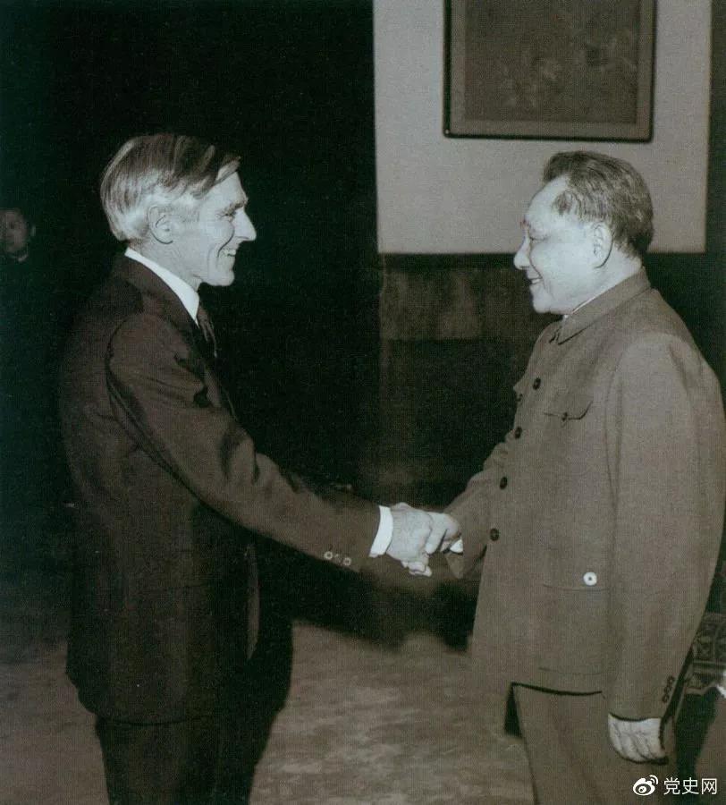 1981年1月26日，邓小平对来访的澳大利亚外长斯特里特说，我们要写个文件，主要是总结中华人民共和国成立以来的历史经验。