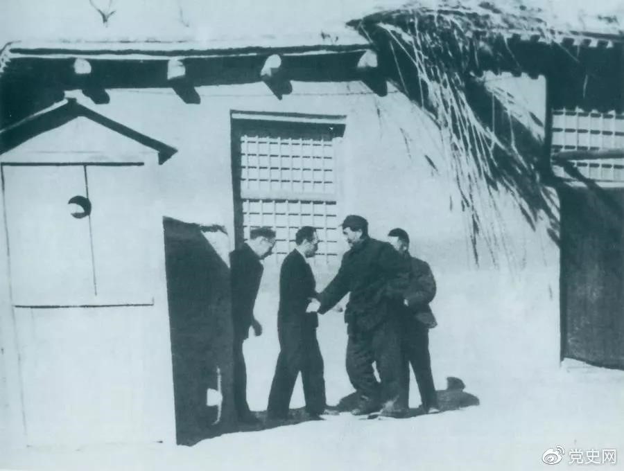 1949年1月31日，苏共党中央政治局委员米高扬秘密访问西柏坡，图为毛泽东迎接客人到来。
