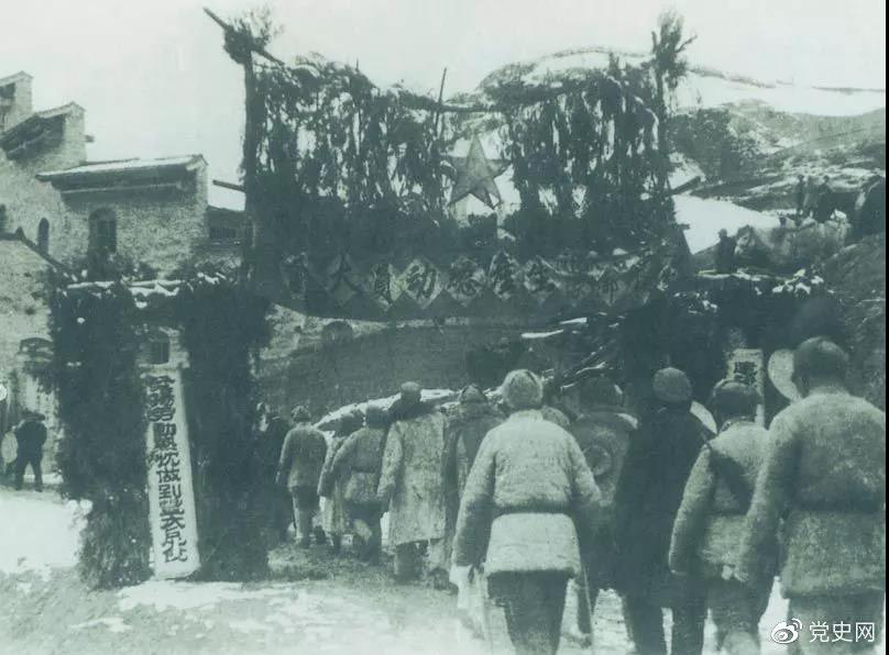 1939年2月2日 中共中央在延安召开生产动员大会，毛泽东在会上发出“自己动手”的号召。图为参会人员入场的情景。