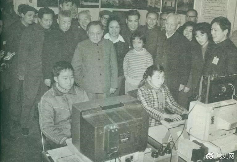 1984年2月16日，邓小平在上海观看小学生操作计算机时说：计算机的普及要从娃娃抓起。