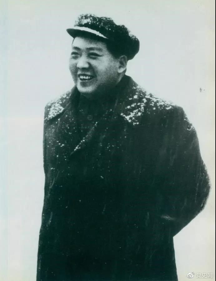 毛泽东于1953年2月16日第一次来武汉。图为毛泽东赴汉口途中下车喜迎春雪。