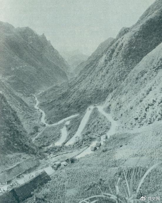 　　1935年2月18日至21日，红军夺取桐梓、占领娄山关、再克遵义城，取得了歼灭和击溃国民党军2个师又8个团的大胜利。图为黔北要隘娄山关。