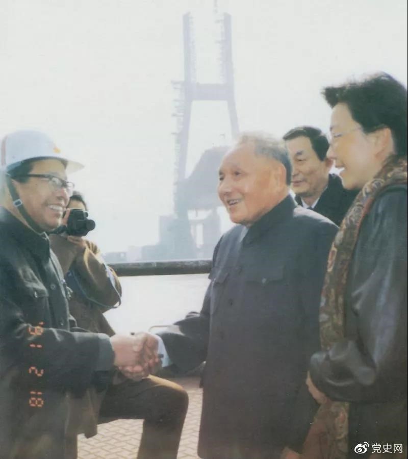 1991年2月18日，邓小平视察上海南浦大桥工地时同大桥工程设计人员握手。