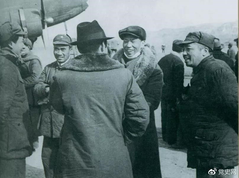 1946年2月19日，毛泽东等在延安机场迎接从重庆回延安汇报工作的周恩来。