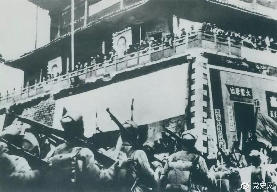 1950年2月20日，人民解放军进驻昆明。