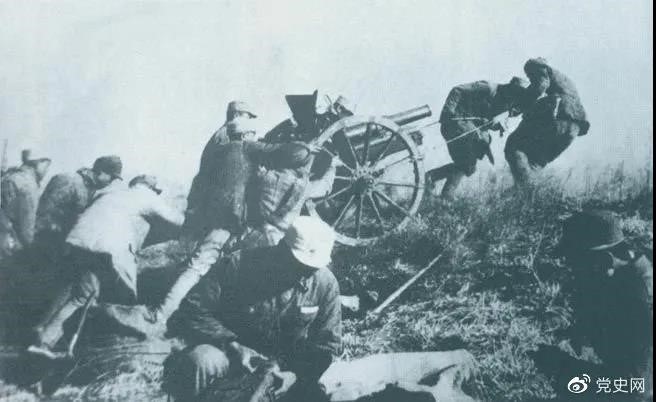 1938年2月22日，129师368旅两个团在井陉与娘子关之间的长生口设伏，击毙日军130余人。图为八路军在此役中缴获的山炮。