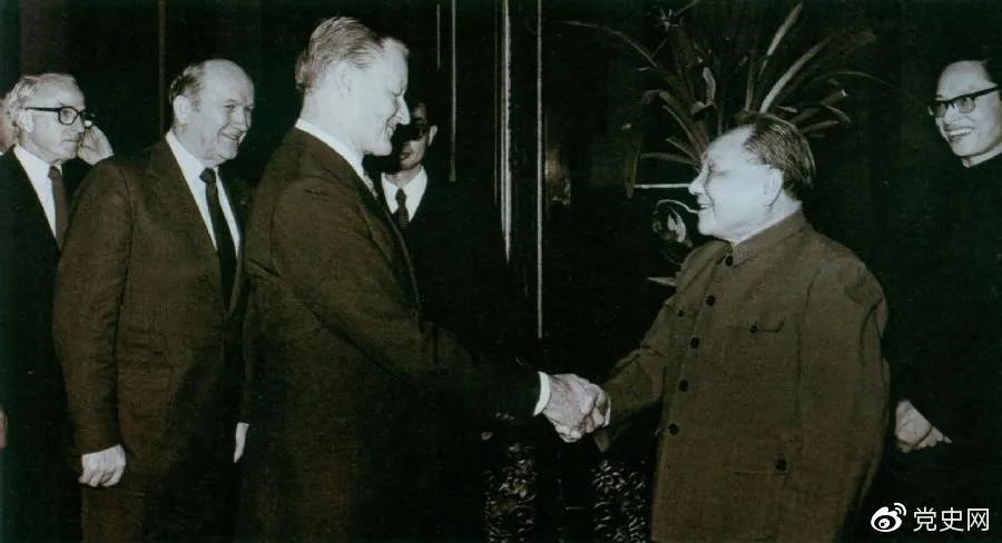 1984年2月22日，邓小平会见美国乔治城大学战略与国际问题研究中心代表团。