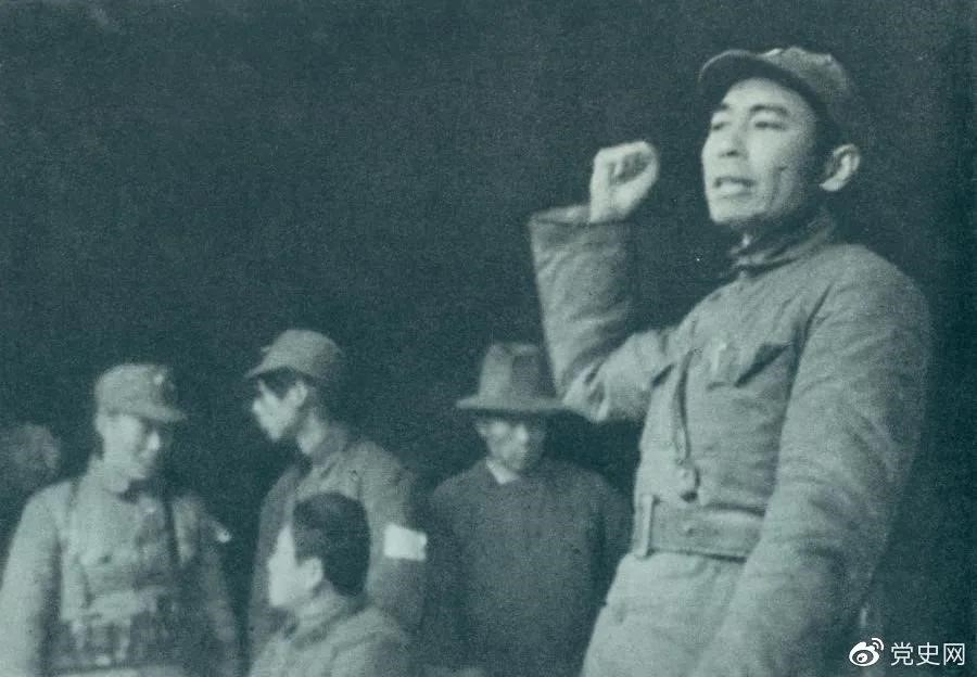 1939年2月23日，周恩来到皖南新四军军部，传达党中央关于新四军向北向敌后发展的方针。