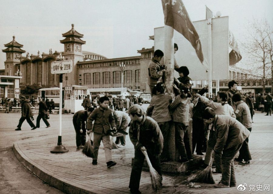 　　1981年2月25日，全国总工会等九个单位发出倡议，开展“五讲四美”文明礼貌活动。图为北京铁路一小的少先队员在北京站西街打扫卫生。