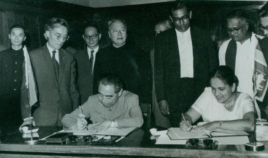 　　1964年2月26日至29日，周恩来访问锡兰（今斯里兰卡）时，和总理西丽马沃·班达拉奈克夫人签署中锡联合公报。