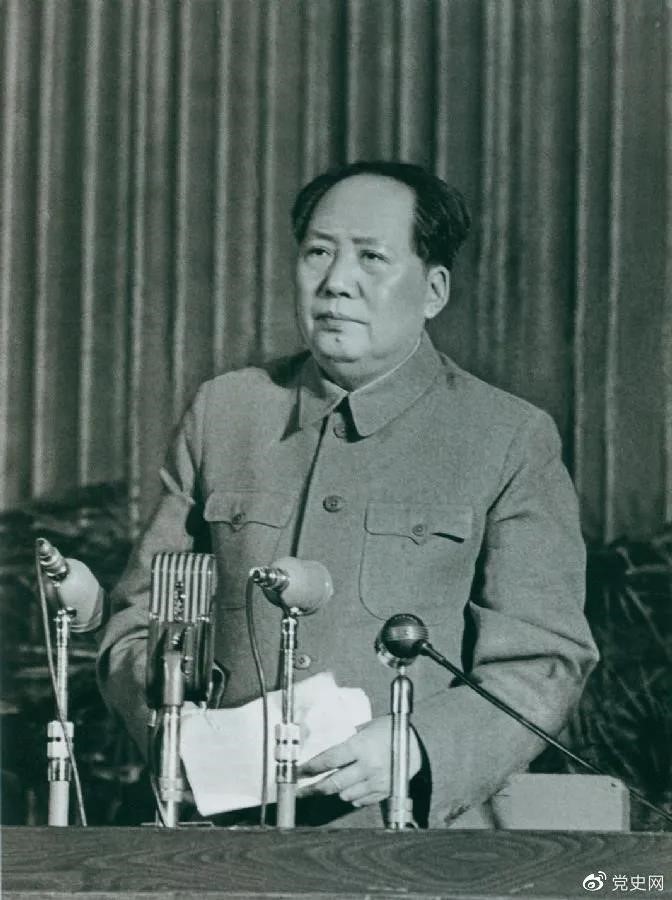 　　1957年2月27日，毛泽东在最高国务会议第十一次（扩大）会议上发表《如何处理人民内部的矛盾》（后改为《关于正确处理人民内部矛盾的问题》）讲话。