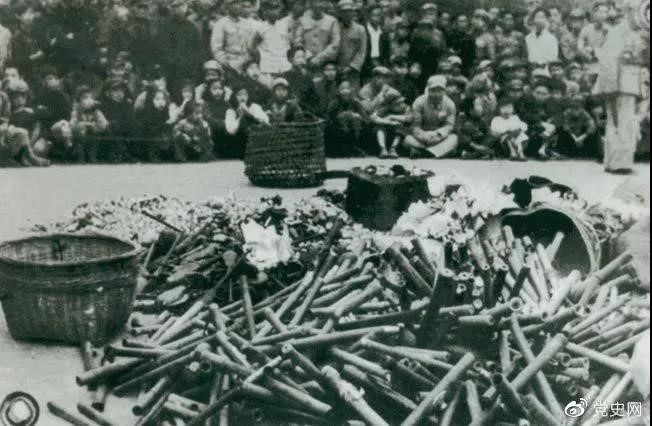 1950年2月24日，政务院发出《关于严禁鸦片烟毒的通令》。图为政府收缴的烟具和赌具。