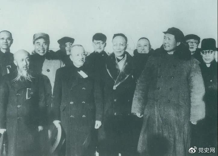 1949年3月，各界人士代表在北京西苑机场同毛泽东、朱德等留影。