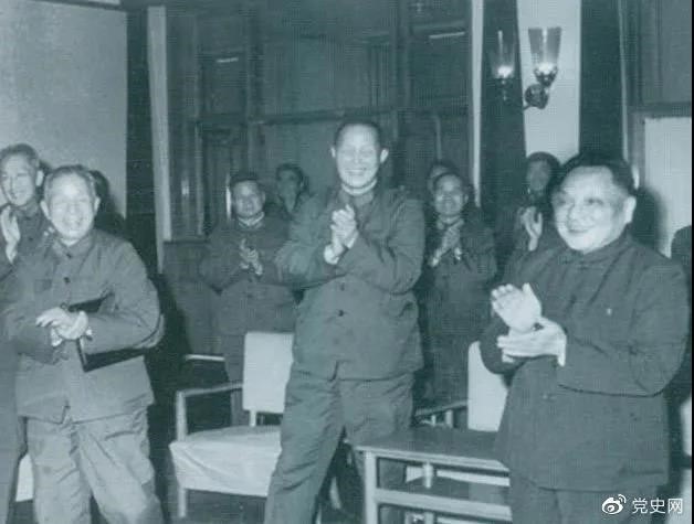 1978年3月，邓小平和参加五届人大一次会议的解放军代表在一起。
