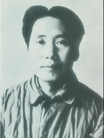 1940年3月11日  毛泽东在党的高级干部会议上作题为《目前抗日统一战线中的策略问题》的报告。