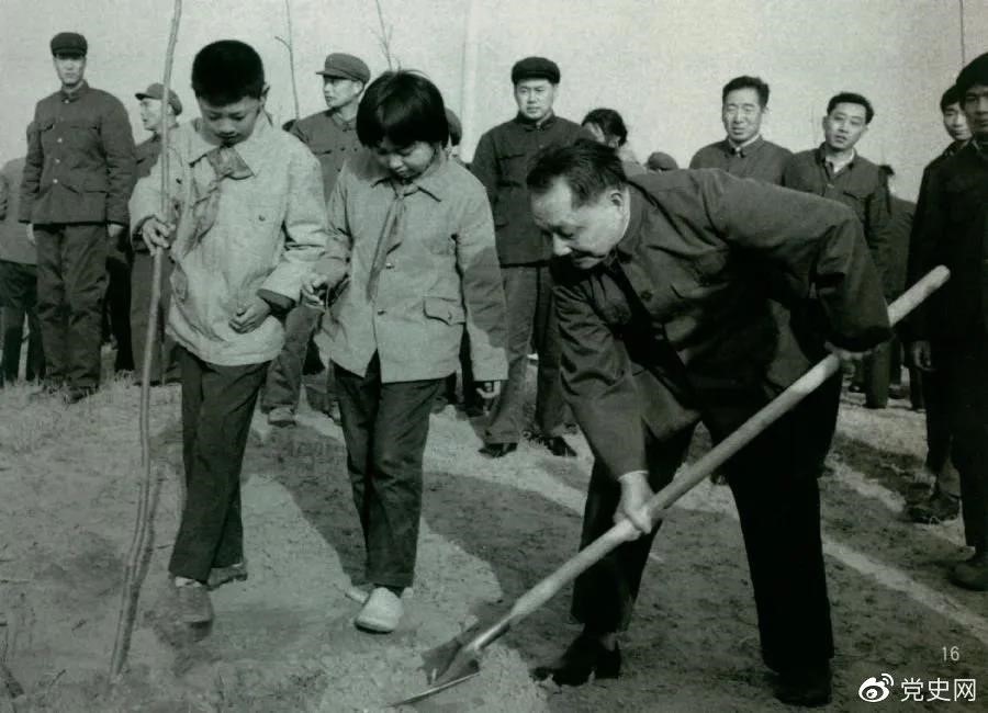 1979年3月12日，邓小平到北京大兴县庞各庄参加植树活动。
