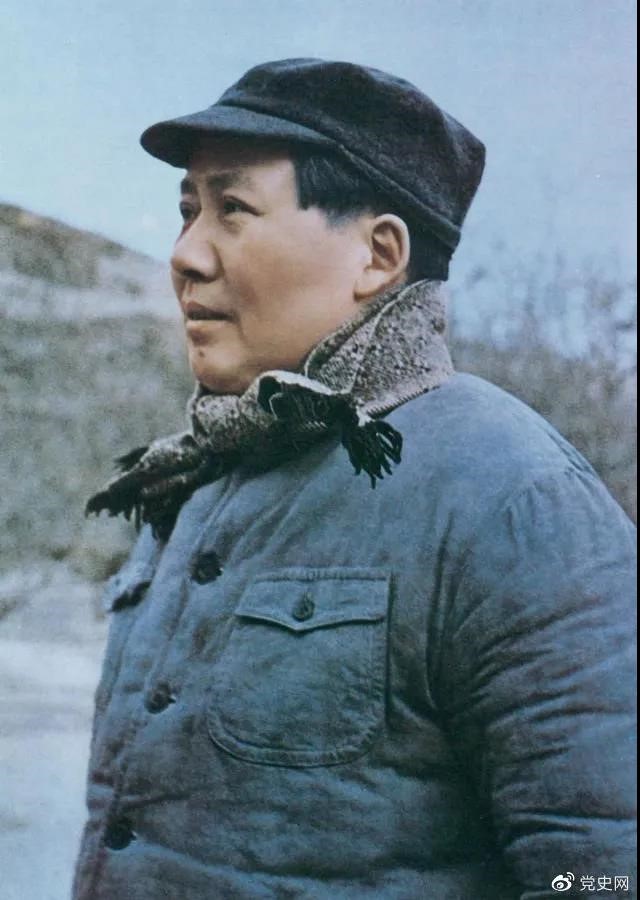 　　1947年3月18日，中共中央机关主动撤离延安。毛泽东和周恩来、任弼时等继续留在陕北，指挥全国人民解放战争。这是转战陕北前夕的毛泽东。