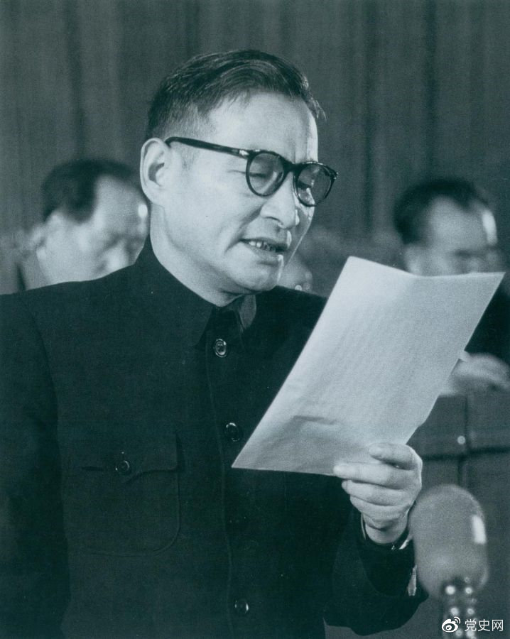 1955年3月21日，陈云在中国共产党全国代表会议上作关于发展国民经济的第一个五年计划的报告。