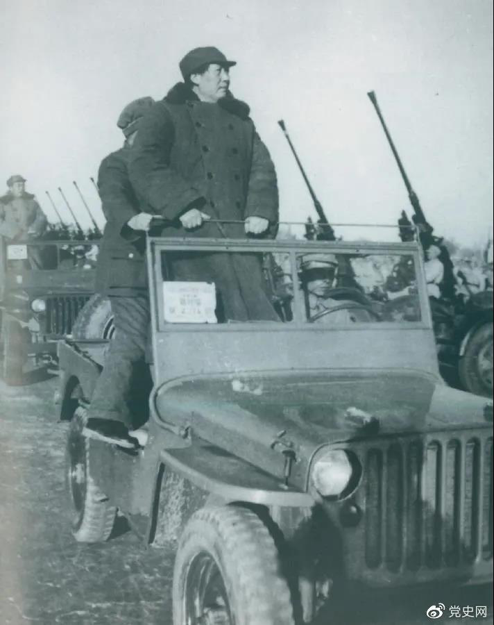 1949年3月25日，毛泽东在北平西苑机场检阅部队。