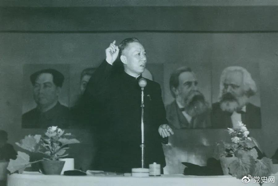 1951年3月28日，刘少奇在第一次全国组织工作会议上作报告。