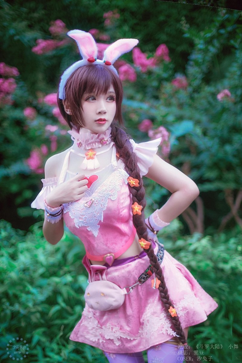 星艺华视的二次元cosplay世界里，解雨臣以其独特的魅力吸引了无数粉丝的目光。今天，我们就来盘点一下这位人气Cosplayer的各种造型照片。